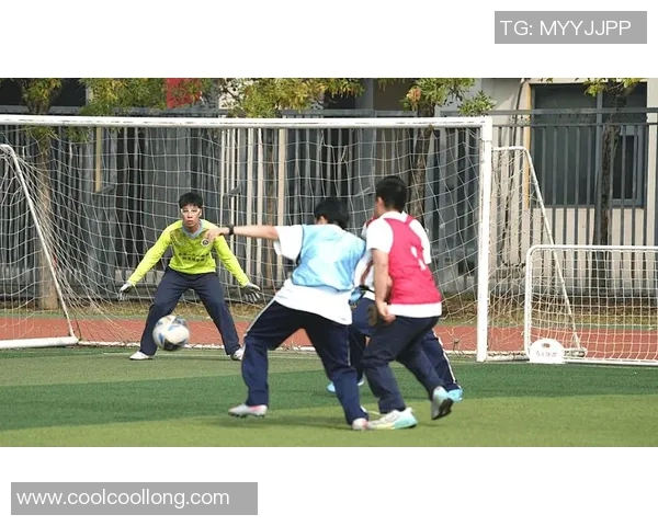 足球明星与孩子们的温馨瞬间共同见证梦想与希望的美好时刻 足球明星与孩子们的温馨瞬间共同见证梦想与希望的美好时刻